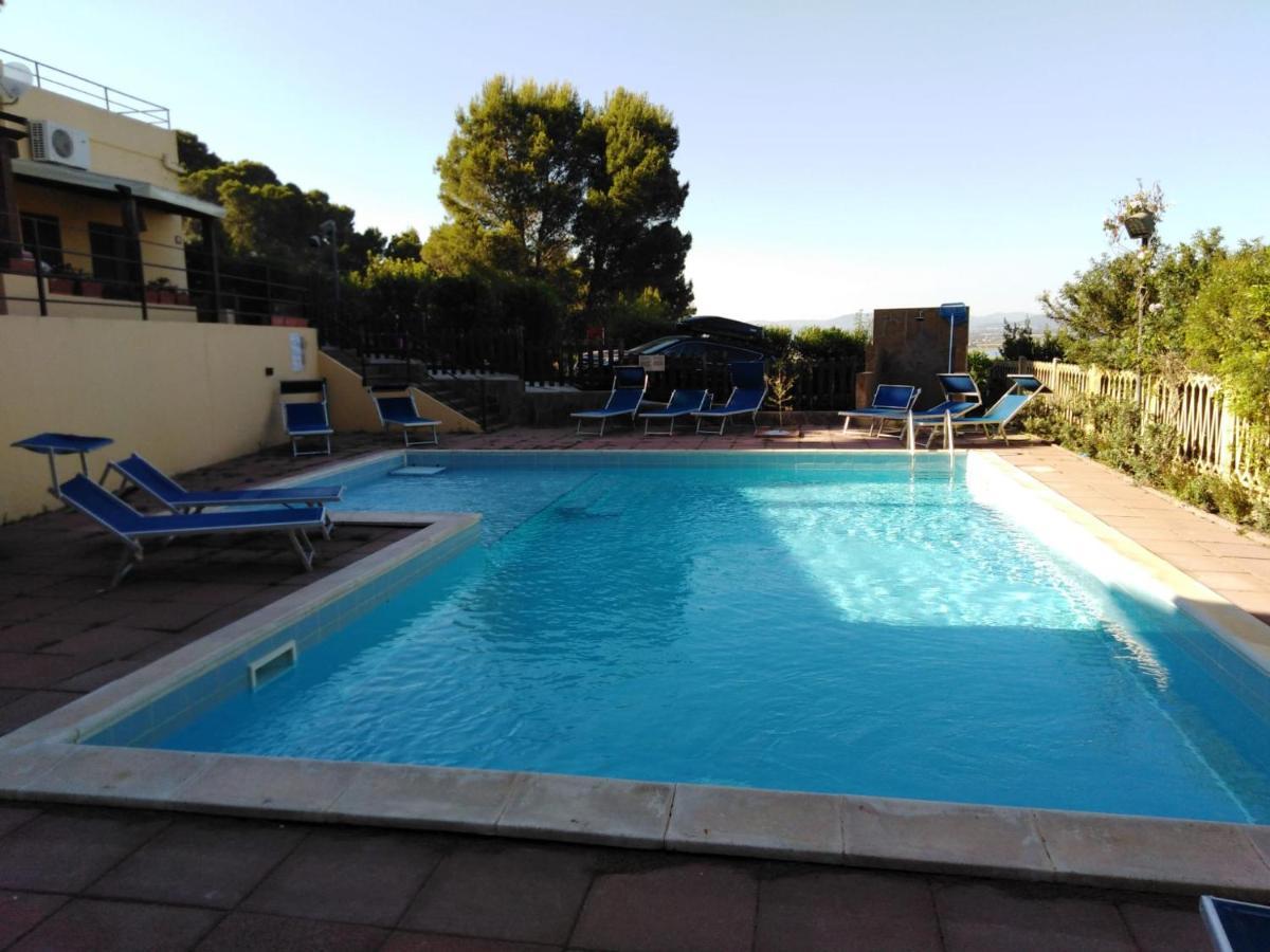 Villa Panoramica Immersa Nel Verde Porto Pino Exterior photo